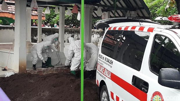Tangis Haru Pemakaman Wakil Walikota Probolinggo yang positif COVID-19