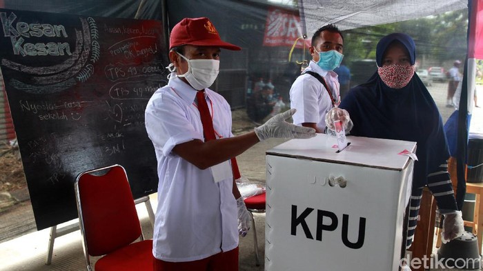 Petugas PPS menggunakan kostum anak sekolah di TPS 49 Perumahan Cendana Residence , Ciater, Tangerang Selatan, Rabu (9/12/2020). TPS tersebut mengambil tema 'Rindu Sekolah'