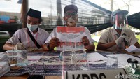Petugas pemungutan suara mengenakan seragam SD, SMP, dan SMA.