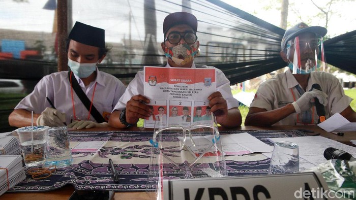Petugas PPS menggunakan kostum anak sekolah di TPS 49 Perumahan Cendana Residence , Ciater, Tangerang Selatan, Rabu (9/12/2020). TPS tersebut mengambil tema Rindu Sekolah