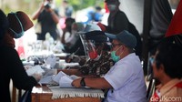Selain berseragam sekolah, para petugas juga memakai masker dan face shield untuk mengantisipasi penyebaran virus Corona.