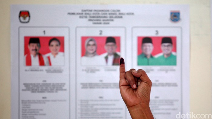 Petugas PPS menggunakan kostum anak sekolah di TPS 49 Perumahan Cendana Residence , Ciater, Tangerang Selatan, Rabu (9/12/2020). TPS tersebut mengambil tema Rindu Sekolah