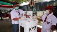 Pemakaian baju sekolah ini untuk mengingatkan pentingnya pendidikan meski dalam situasi pandemi Corona.