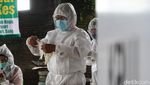 Unik, Petugas di TPS Ini Berpakaian APD