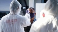 Semua warga yang akan melakukan pencoblosan dicek suhu tubuhnya.