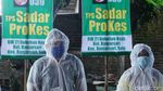 Unik, Petugas di TPS Ini Berpakaian APD