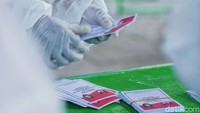 Petugas ber-APD menyiapkan surat suara untuk Pilwakot Solo.