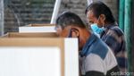 Unik, Petugas di TPS Ini Berpakaian APD