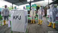 Keberadaan petugas ber-APD di TPS ini terlihat unik.