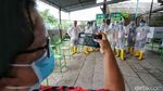 Unik, Petugas di TPS Ini Berpakaian APD