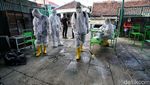 Unik, Petugas di TPS Ini Berpakaian APD