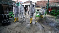 Petugas ber-APD melakukan sterilisasi TPS 039 di Dukuhan Nayu, Banjarsari, Solo.