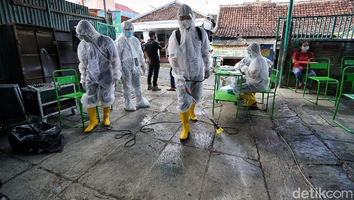 Untuk menyemarakan Pilwakot Kota Solo sebuah TPS 039 di Dukuhan Nayu RW 21 Kelurahan Banjarsari Solo melakukan pemungutan dengan tema Sadar PROKES. Petugas pemungutan suara menggunakan Alat Pelindung Diri (APD) Hazmat.