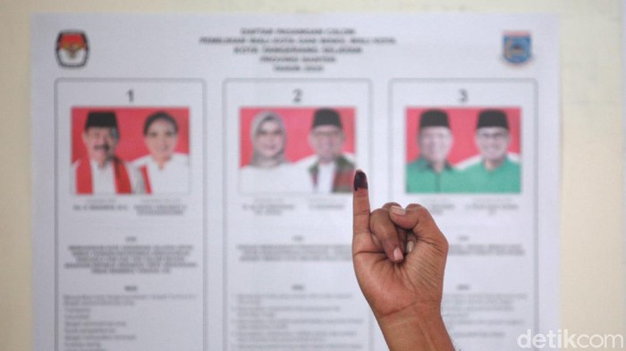 Unik! TPS Tangsel Bertema Rindu Sekolah Petugas PPS memakai kostum anak sekolah di TPS 49 Perumahan Cendana Residence, Ciater, Tangerang Selatan, Rabu (9/12/2020).