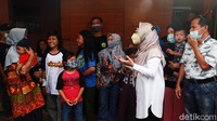 Azizah menyapa warga di sekitar TPS 08.