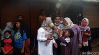 Azizah juga sempat berbincang dengan warga di sekitar TPS 08.