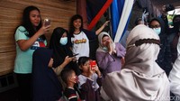 Beberapa warga tampak mengabadikan putri Wapres Maruf Amin tersebut.