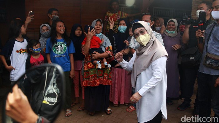 Calon Wali Kota Tangerang Selatan, Siti Nur Azizah menyapa warga di sekitar TPS 08, Pondok Pucung, Rabu (9/12/2020). Nur Azizah meminta warga menggunakan hak pilihnya.