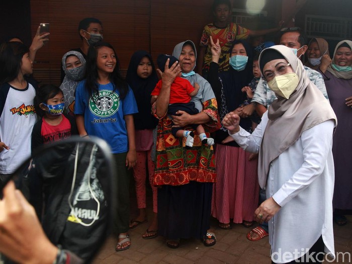 Calon Wali Kota Tangerang Selatan, Siti Nur Azizah menyapa warga di sekitar TPS 08, Pondok Pucung, Rabu (9/12/2020). Nur Azizah meminta warga menggunakan hak pilihnya.
