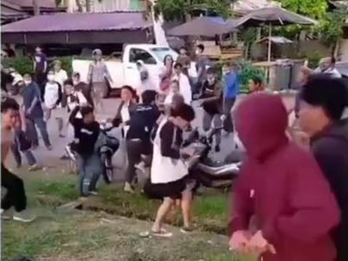 Viral video antarpendukung paslon di Pilbup Luwu Timur terlibat bentrokan. Polisi langsung turun tangan (Screenshot video viral)