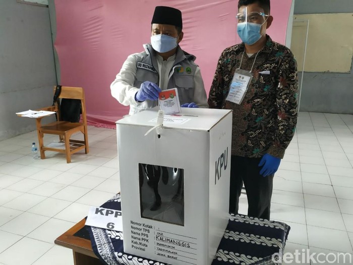 Wagub Jabar Uu Ruzhanul Ulum mencoblos sekaligus pantau prokes di TPS