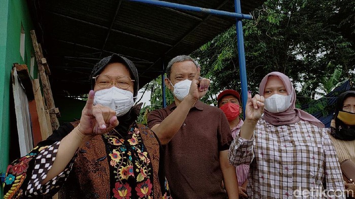Wali Kota Surabaya Tri Rismaharini sudah nyoblos di Pilwali Surabaya. Ia datang ke TPS bersama suami dan putrinya.