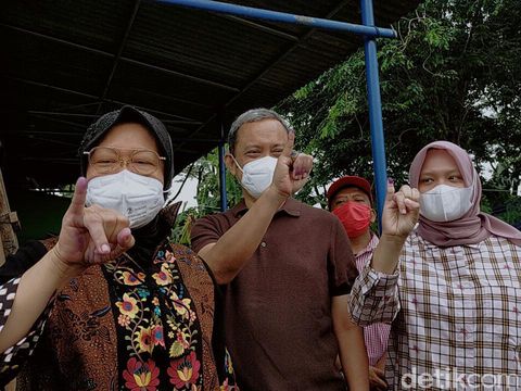 Wali Kota Surabaya Tri Rismaharini sudah nyoblos di Pilwali Surabaya. Ia datang ke TPS bersama suami dan putrinya.