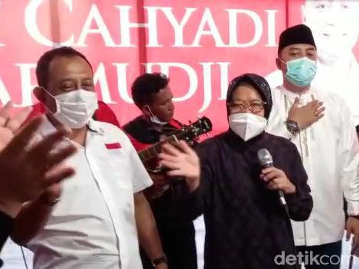 Wali Kota Surabaya Tri Rismaharini larut dalam perayaan kemenangan paslon Eri Cahyadi-Armuji, berdasarkan hitung cepat. Risma menyambangi posko pemenangan sekaligus kantor DPC PDIP Surabaya, Jalan Setail.