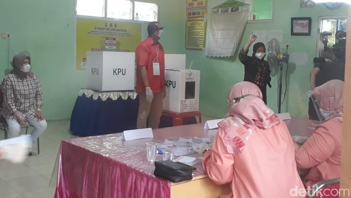 Wali Kota Surabaya Tri Rismaharini sudah nyoblos di Pilwali Surabaya. Ia datang ke TPS bersama suami dan putrinya.