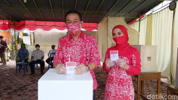 Walkot Magelang Sigit Widyonindito mengantar anaknya Aji Setyawan yang maju Pilwalkot Magelang nyoblos ke TPS, Rabu (9/12/2020).