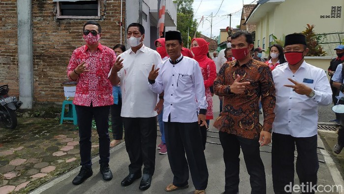 Walkot Magelang Sigit Widyonindito mengantar anaknya Aji Setyawan yang maju Pilwalkot Magelang nyoblos ke TPS, Rabu (9/12/2020).