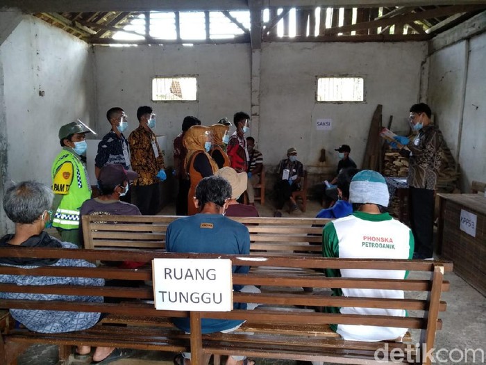 Waraga kampung naga Tasikmalaya menyalurkan hak suaranya