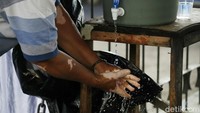 Warga juga wajib cuci tangan dengan sabun sebelum memasuki TPS.