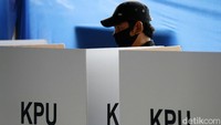 Masker juga wajib dipakai oleh warga yang akan memberikan hak suaranya.