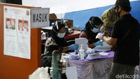 Hand sanitizer dan sarung tangan sekali pakai juga disiapkan di TPS.