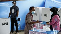 Seorang warga mencelupkan jarinya ke tinta sebagai tanda telah memberikan hak suaranya.
