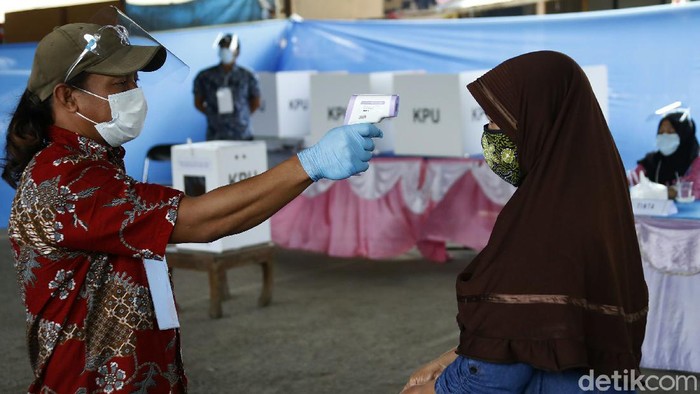Warga Depok Mencoblos Dengan Prokes Ketat Hari ini warga Depok memilih calon pemimpin daerahnya. Berbeda dengan pilkada sebelumnya, kali ini mereka mengikuti pemungutan suara dengan protokol kesehatan ketat.