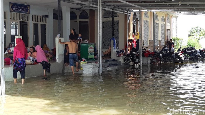 Warga korban banjir Serang curhat tidak kepikiran milih di Pilkada