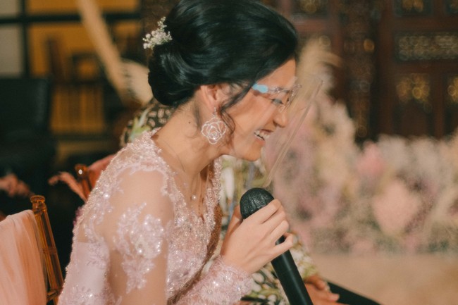 Rias wajah dan rambut Canti Tachril dibuat simpel. Model dan YouTuber ini tampak manis dengan loose updo dan makeup nude. Foto: dok. Istimewa