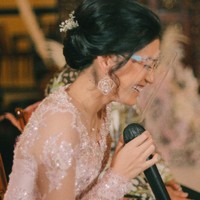 Rias wajah dan rambut Canti Tachril dibuat simpel. Model dan YouTuber ini tampak manis dengan loose updo dan makeup nude. Foto: dok. Istimewa