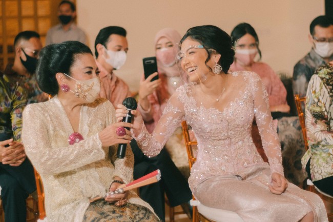 Sementara Canti Tachril cantik berbalut kebaya lace berhiakan payet serta kristal. Ia tampak memadukan kebayanya dengan kain tenun berdraperi warna silver. Foto: dok. Istimewa