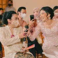 Sementara Canti Tachril cantik berbalut kebaya lace berhiakan payet serta kristal. Ia tampak memadukan kebayanya dengan kain tenun berdraperi warna silver. Foto: dok. Istimewa