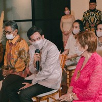 Adipati Dolken tampak mengenakan beskap modern bertekstur emboss yang dipadukan dengan celana hitam. Foto: dok. Istimewa