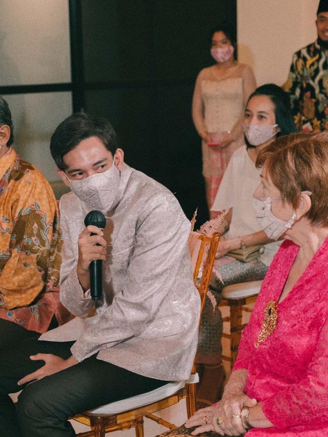 Adipati Dolken tampak mengenakan beskap modern bertekstur emboss yang dipadukan dengan celana hitam. Foto: dok. Istimewa