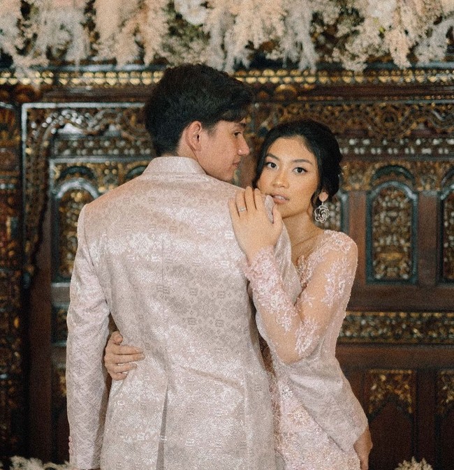 Dekorasi bertema rustic yang dipadukan nuansa tradisional turut mempercantik momen tunangan Adipati dan Canti. Foto: Instagram