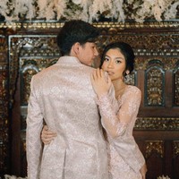 Dekorasi bertema rustic yang dipadukan nuansa tradisional turut mempercantik momen tunangan Adipati dan Canti. Foto: Instagram