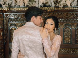 Foto: Inspirasi Tunangan Serba Simpel Adipati Dolken dan Canti Tachril