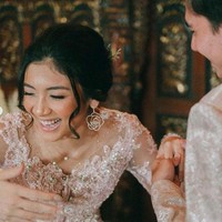 Untuk memberi statement pada penampilan, Canti tampak memakai anting berukuran besar bentuk bunga mawar. Ia juga mengenakan kalung berbandul mutiara sebagai pelengkap penampilan. Foto: Instagram