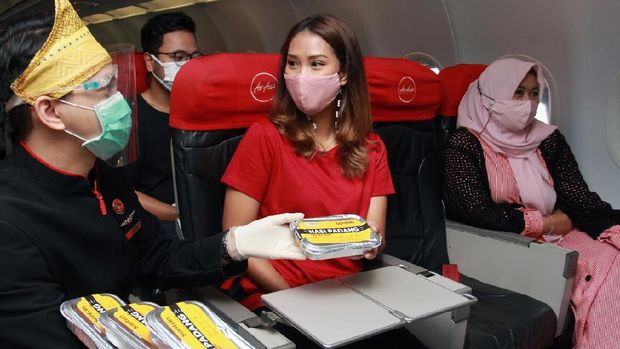 AirAsia bagi-bagi nasi Padang pada penerbangan perdana Jakarta-Padang, Kamis (10/12)