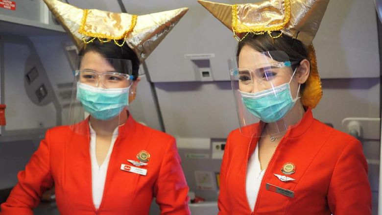 AirAsia bagi-bagi nasi Padang pada penerbangan perdana Jakarta-Padang AirAsia bagi-bagi nasi Padang pada penerbangan perdana Jakarta-Padang, Kamis (10/12)
